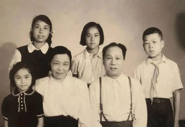 1955年，开国女将军李贞回乡探亲，遇到了打骂她的第一任丈夫古老三，当二人再相见