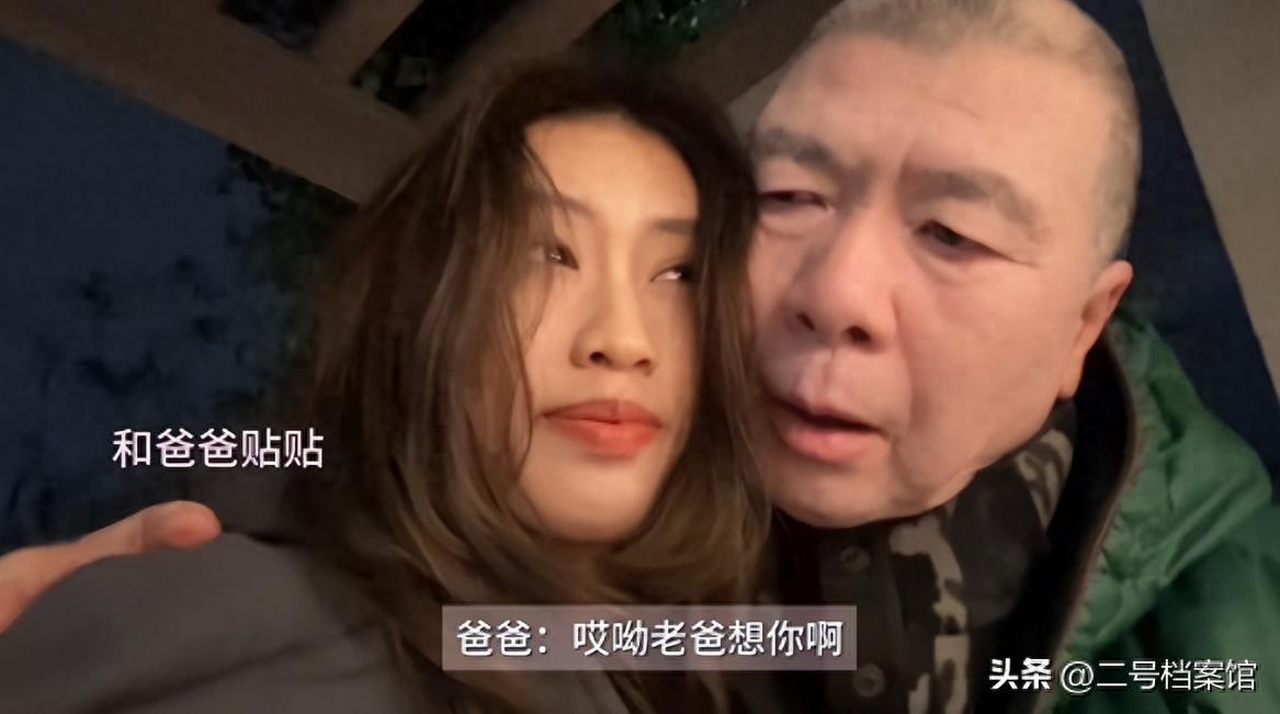 冯小刚徐帆“模范夫妻”人设又翻车？养女徐朵成焦点，网友吵翻天！

娱乐圈里，“冯