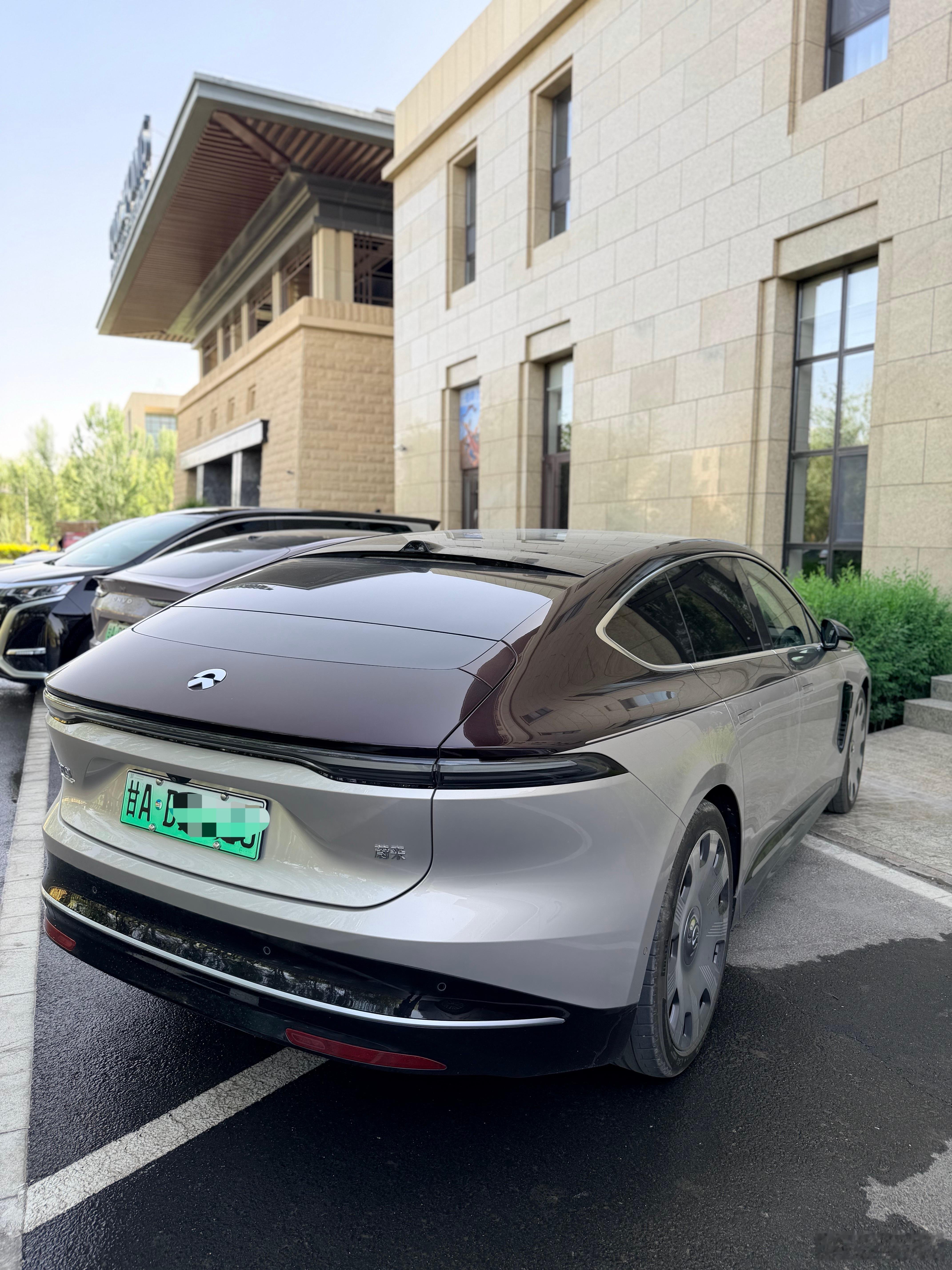 决定在敦煌多住一天，酒店停车场偶遇一台ET9。阻碍我买ES9的原因，一个是不够富