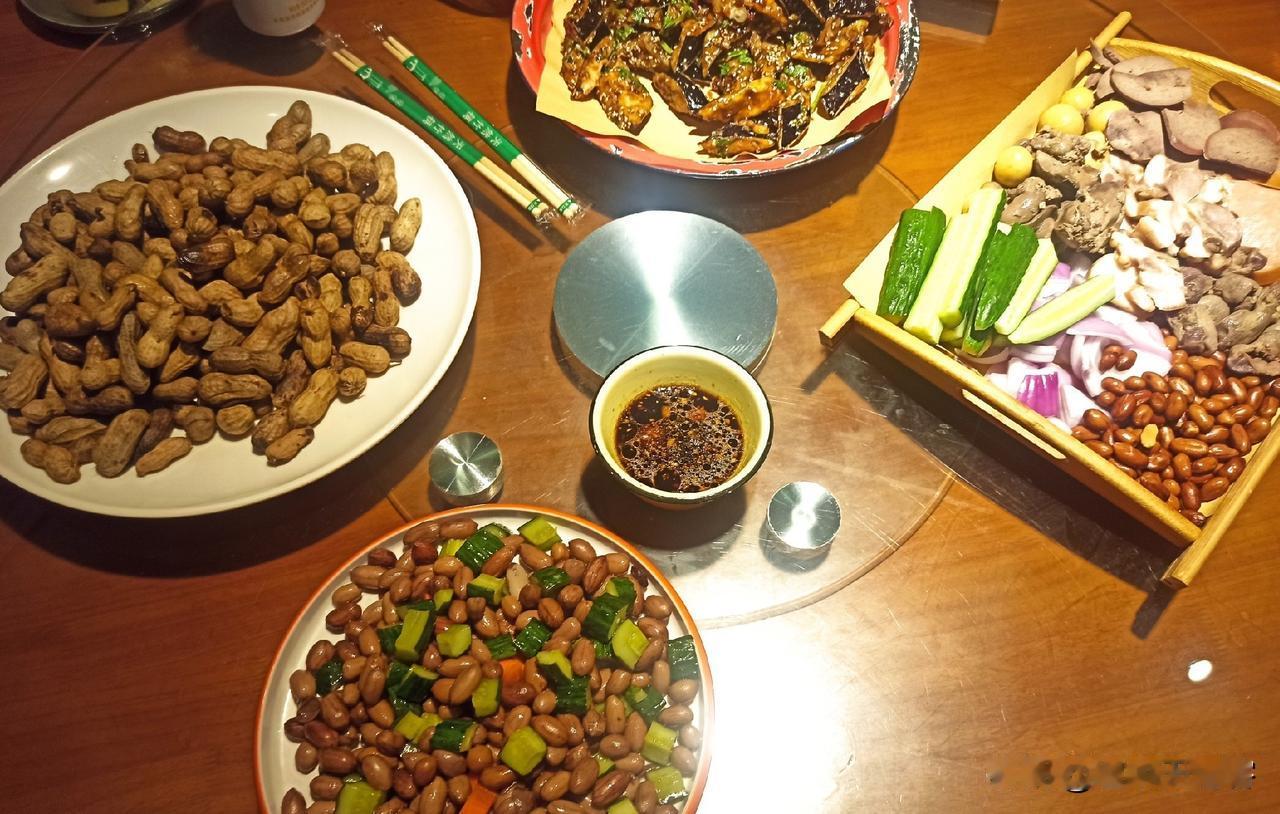 哈哈，四个人凑一块儿喝酒，一人点了一个菜。
看着这满满一桌子下酒菜，花生、凉菜、