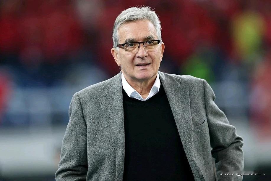 只要国足晋级世预赛18强，中国足协将会给伊万科维奇送来两份厚礼。
  一个是沧州