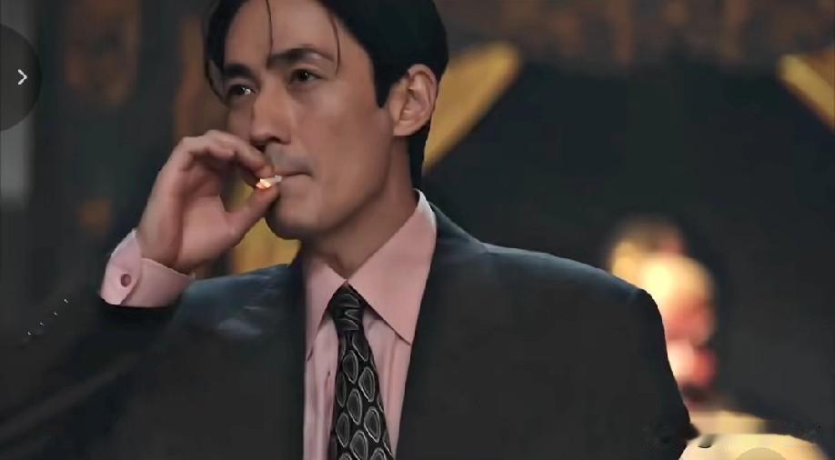 《空枪》万梓强：复杂的反派，被情义困住的悲情人物！
 
看完《空枪》，朱一龙演绎