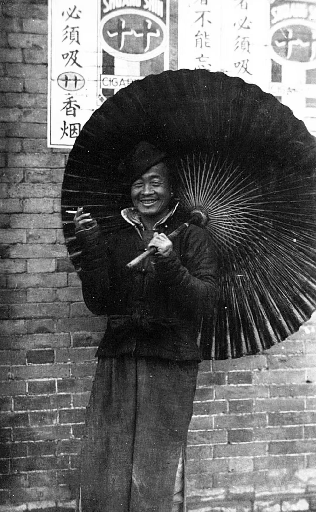 这张拍摄于1925年的黑白老照片，藏着民国初年，外来商品席卷市井的一段往事。
 