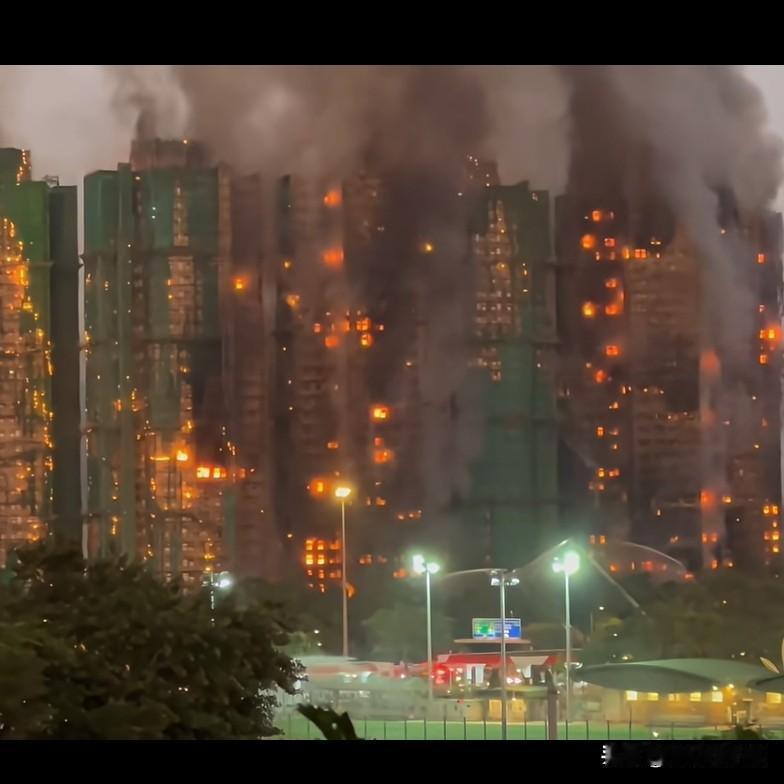 终于知道香港这场大火为什么是7栋楼一起着火了！

原来宏福苑在进行旧房改造，所以
