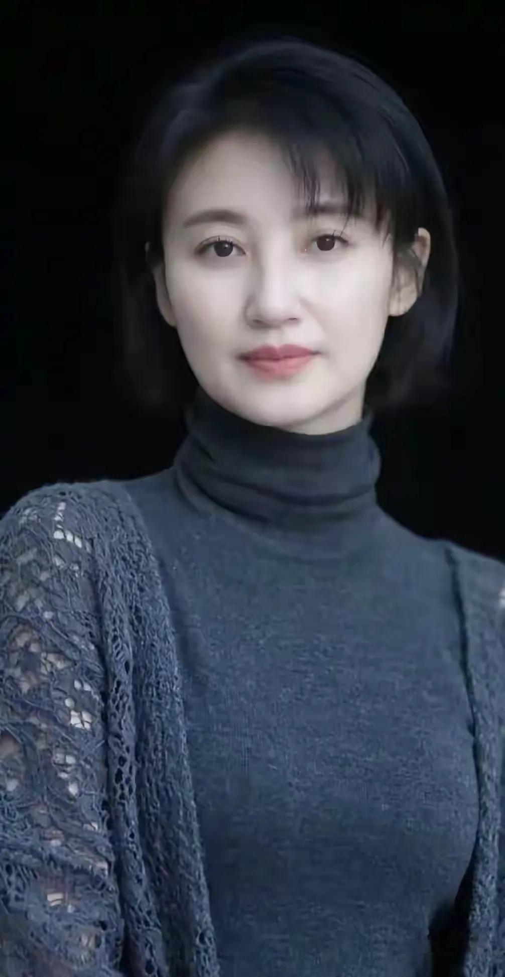 就喜欢这样清新、自然的美。
无需打问姓甚名谁，形象就是最好的回答。眉宇间，笑容中