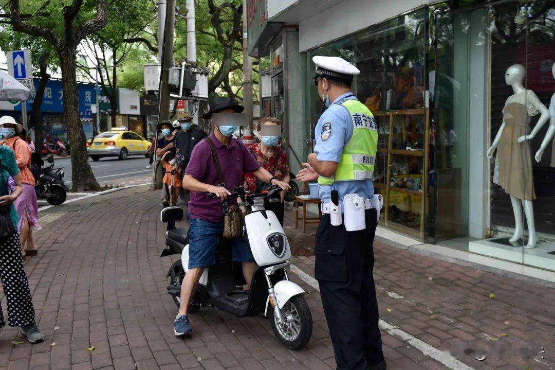 广东，老刘骑电动自行车出门买菜，被路口执勤的交警拦下。而后交警以老刘存在骑电动车