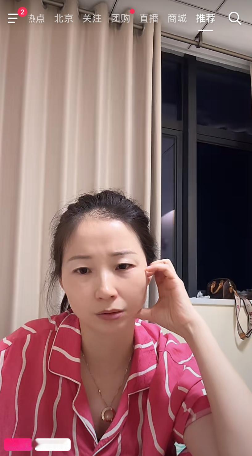 张大炮的老婆小鱼儿，愁眉苦脸，这几天直播镜头里，肉眼可见地笑不出来了。

往常镜