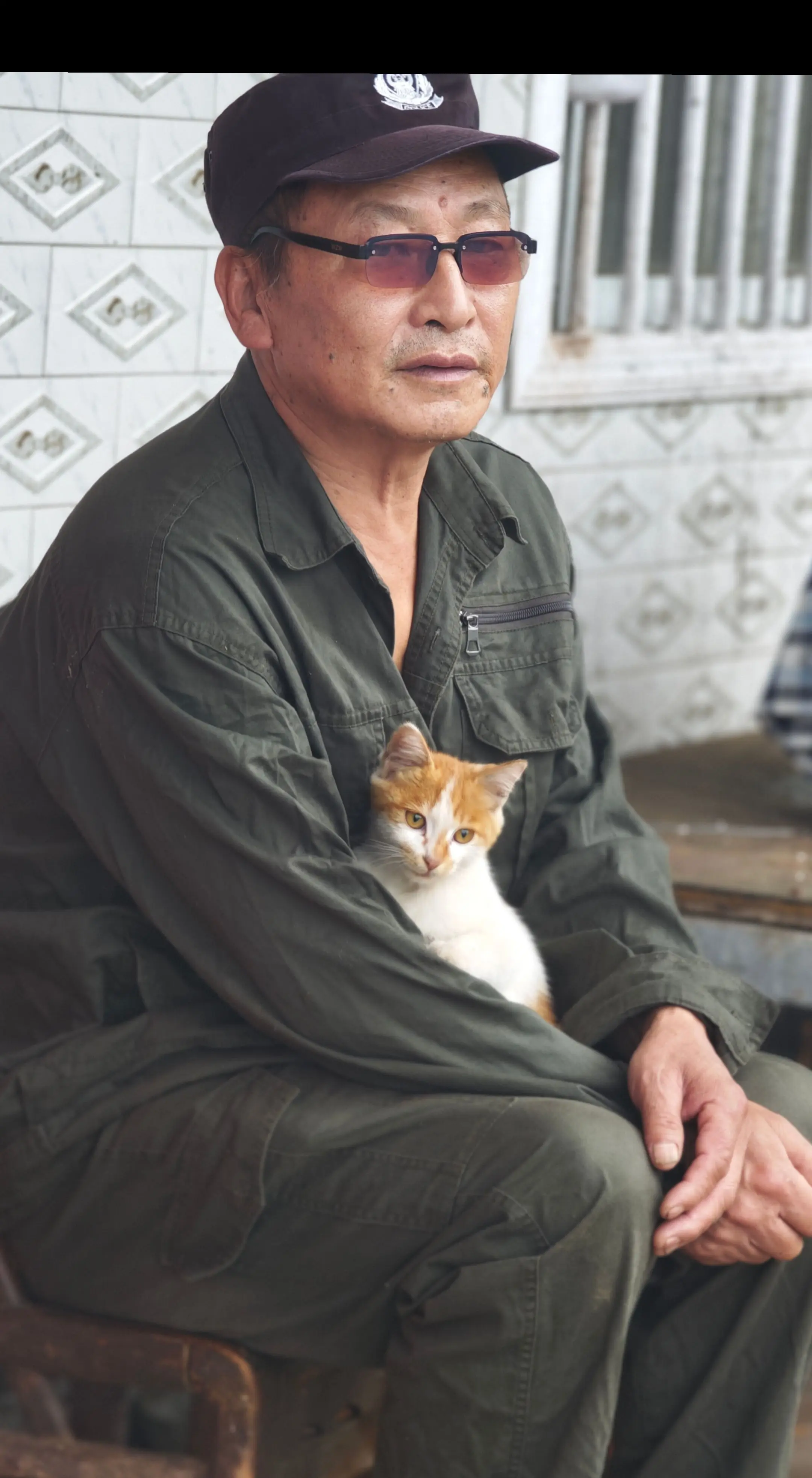 老人与猫。