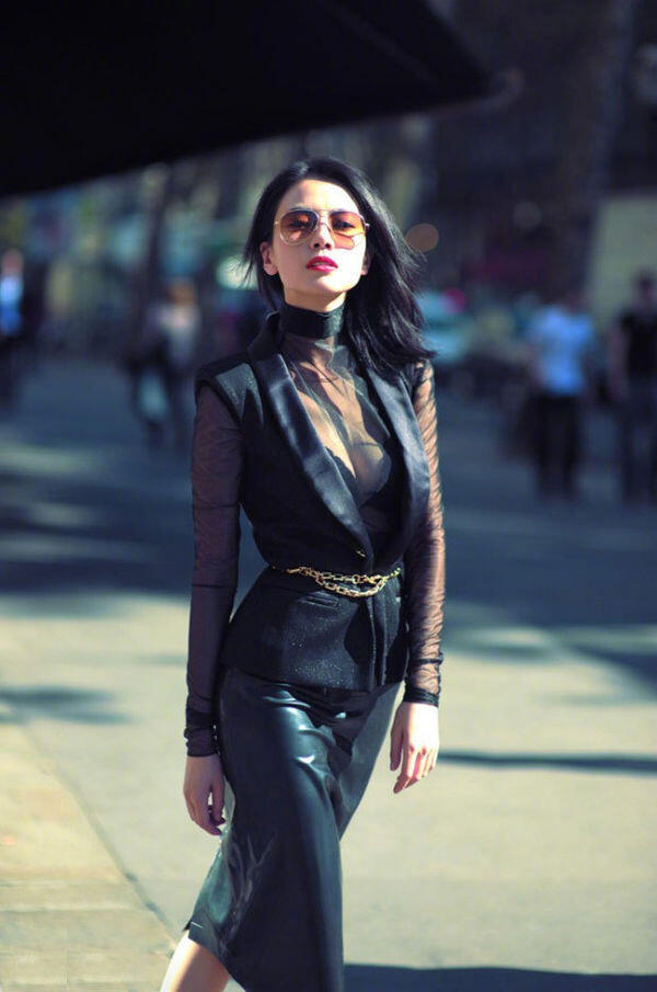 高圆圆放风筝把鞋跑掉了 谁能想到前一秒还在公园放风筝跑掉鞋，下一秒就能在复古港风