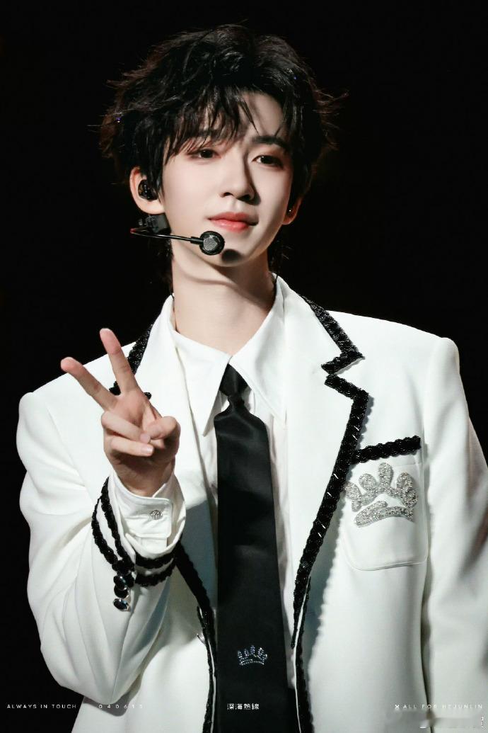 星光大赏晚会的主持人，有时代少年团的贺峻霖哦，你觉得他行不行，期待不期待？ 