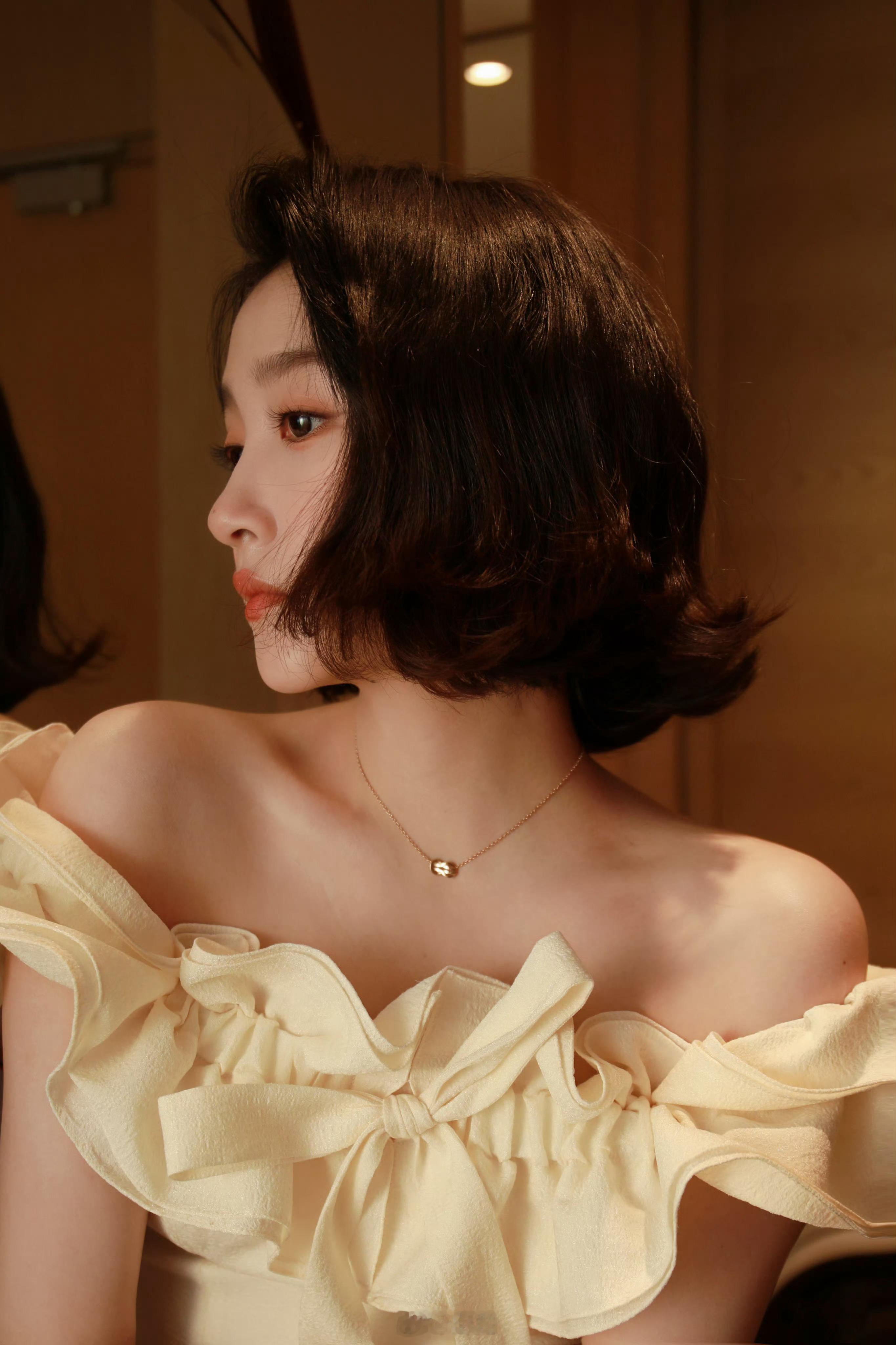 #关晓彤短发#俏皮可爱的短发造型，瞬间回到十八岁 ​​​