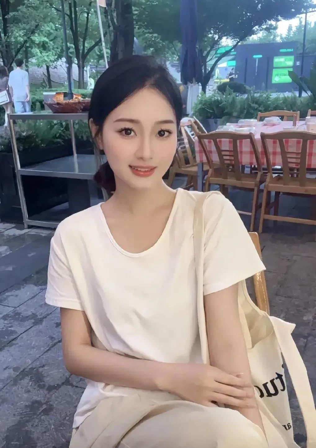 这样的漂亮的女孩，肤白貌美大长腿的，你们认为需要多少彩礼可以取到家呢，评论区告诉