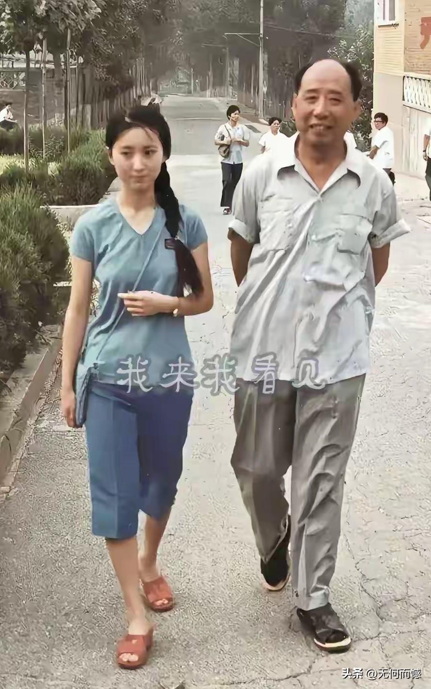 看到陈晓旭当年的照片，心头不禁一热，眼泪差一点没有流出来，非常怀念陈晓旭，非常喜