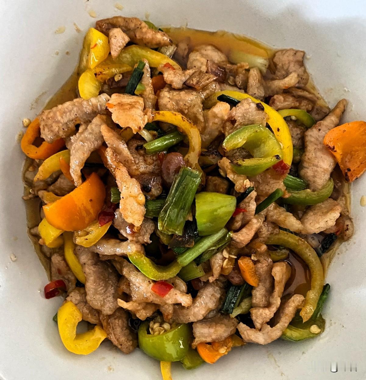 生活中的每个瞬间，都可能藏着被值得记录的小火花。

这盘肉丝里，青椒、黄椒、红椒