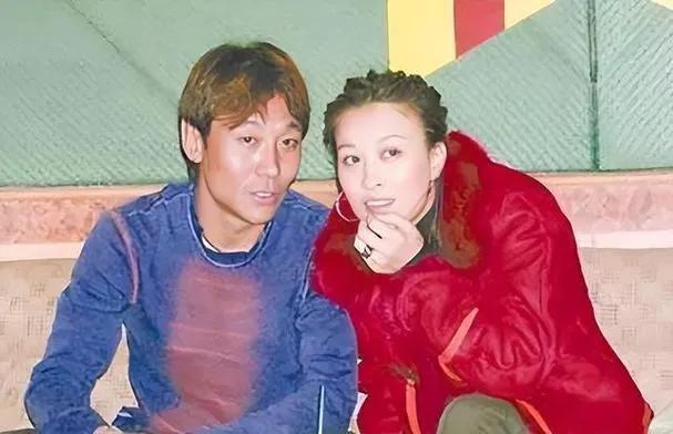 歌手那英与高峰分手后，带着儿子嫁给了孟桐。多年过去，那英和孟桐的婚姻稳定，两人育