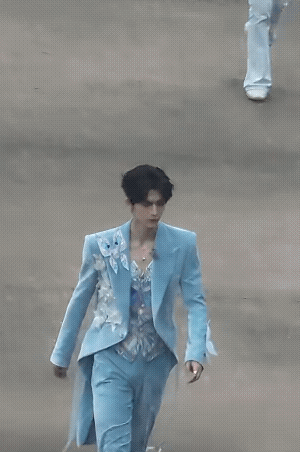 张凌赫蓝色花蝴蝶造型张凌赫张凌赫蓝色花蝴蝶造型！一沫真挚的情话