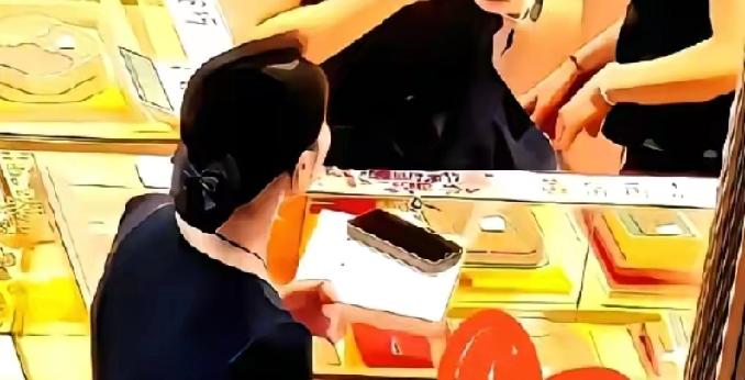 付婷婷声音很大，在视频中也表现得很外放，但我觉得她应该是个内向的女孩子。内向的人