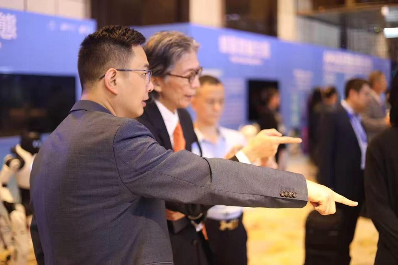 智元香港大会全球化战略官宣。智元发布香港具身智能产业共创计划。大会现场，智元远征