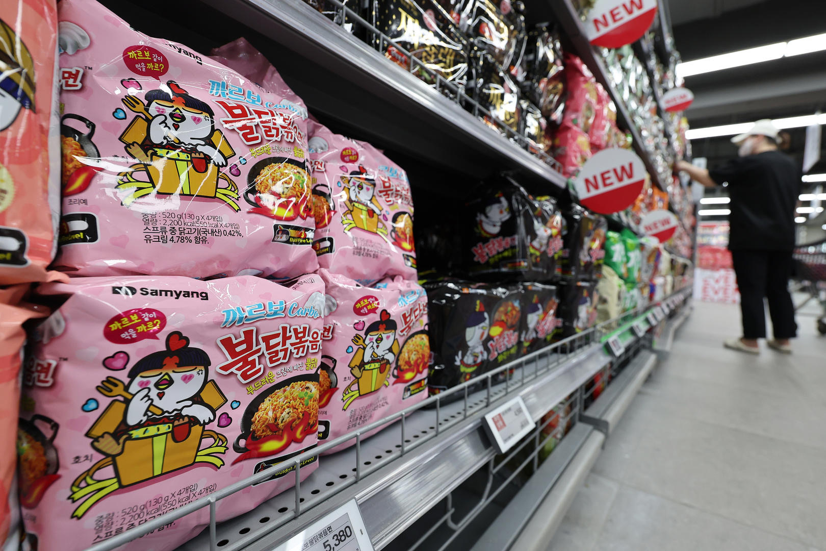 【#海外食客吃高韩国火鸡面股价#，每股突破百万韩元成该国“皇帝股”】#韩三养食品