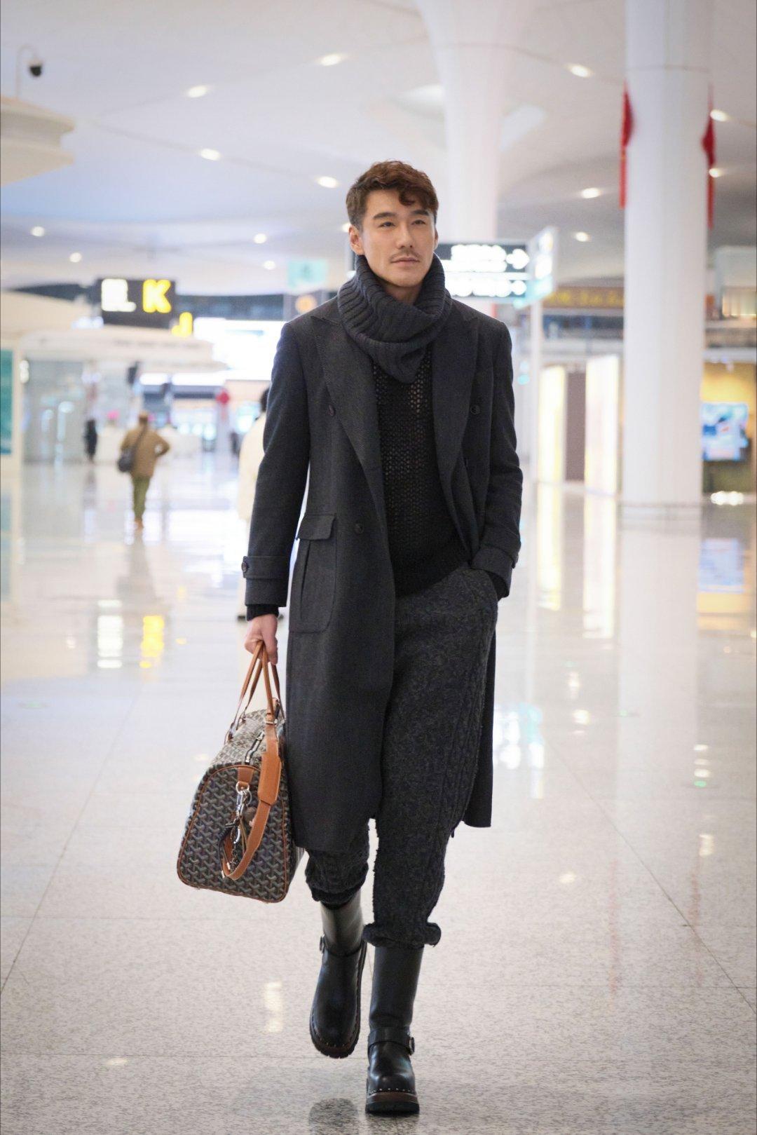 胡兵毛秋裤外穿走机场 又被胡兵的穿搭圈粉！毛秋裤外穿随性又高级，不刻意追求潮流，