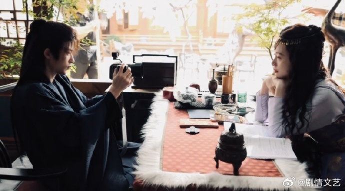 檀健次抱着必出神图的决心檀健次在剧组卷完相机卷出片用心捕捉片场各类瞬间，檀健次调