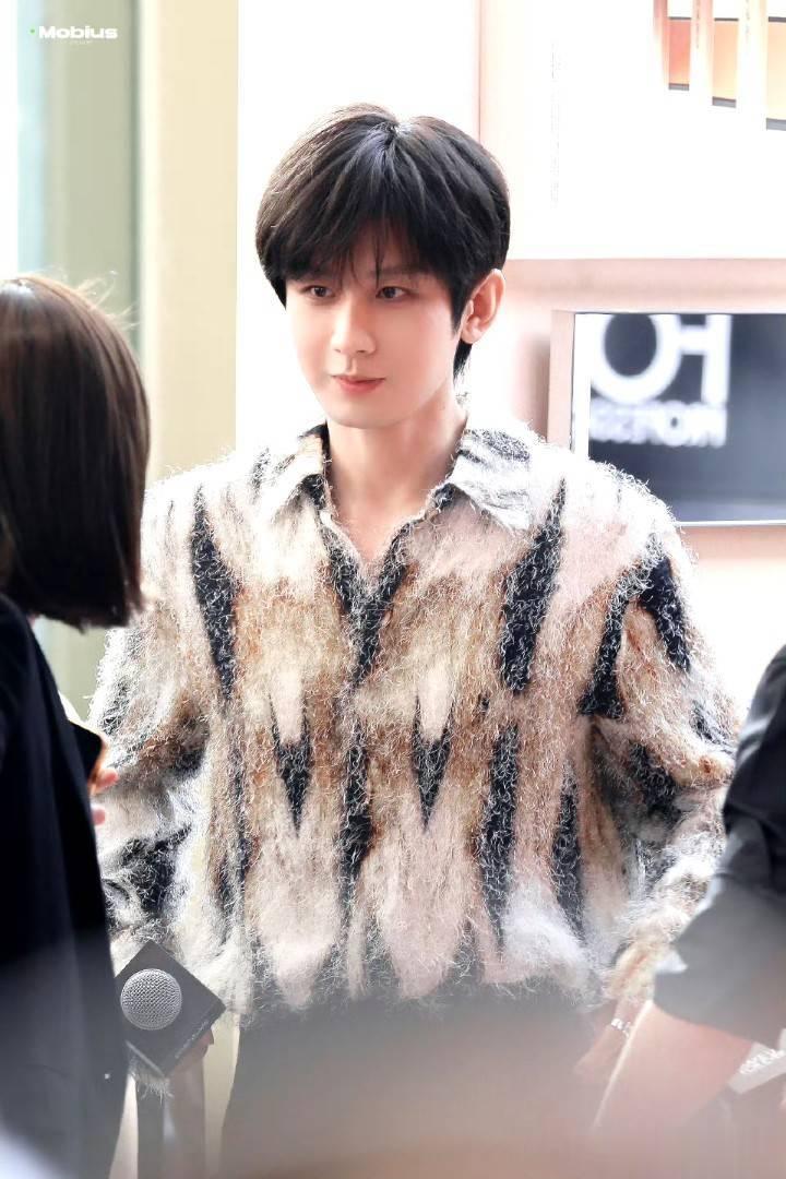 #成毅喝还是不喝呢##成毅喝香槟#成毅的状态也太好了8 ​​​