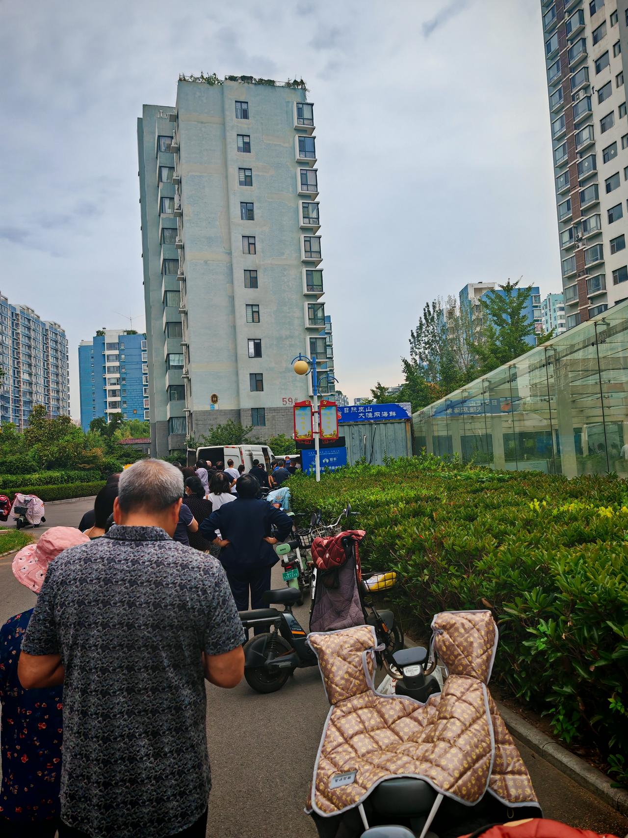 我在现场排队四十多分钟后才进入那个铁皮屋，买了一个鲅鱼和一袋鲳鱼。