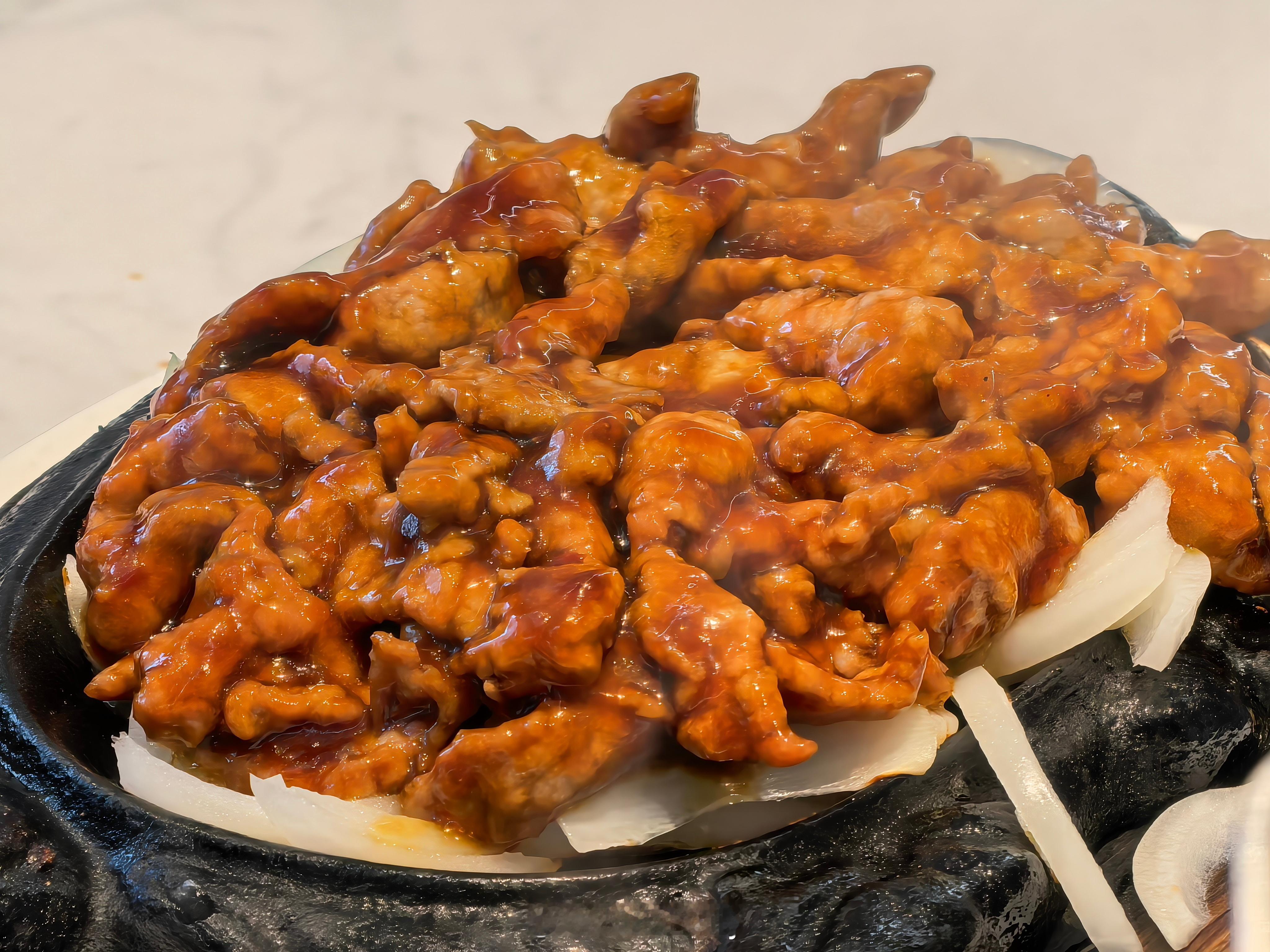 东北菜分量确实足。锅包肉真好吃，就是吃两个以上会腻。大家猜猜第一个菜是什么。  