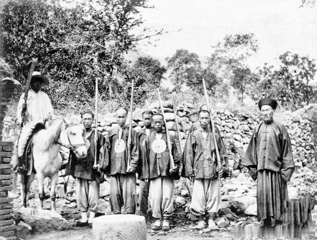 #老照片# 清末团练火帽         各种制式火帽从晚清到民国，甚至于90年