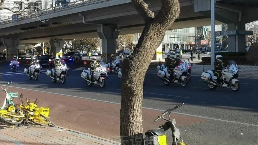 凤凰新闻【法国总统马克龙车队前往北京天安门广场】法国总统马克龙车队前往北京天安门