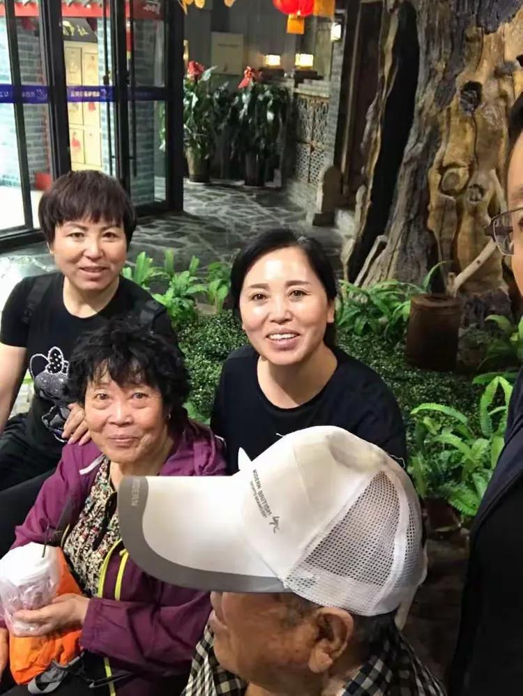 媳妇们别区别对待俩个妈
       对待婆婆妈妈和自己妈妈一碗水要端平。小媳妇
