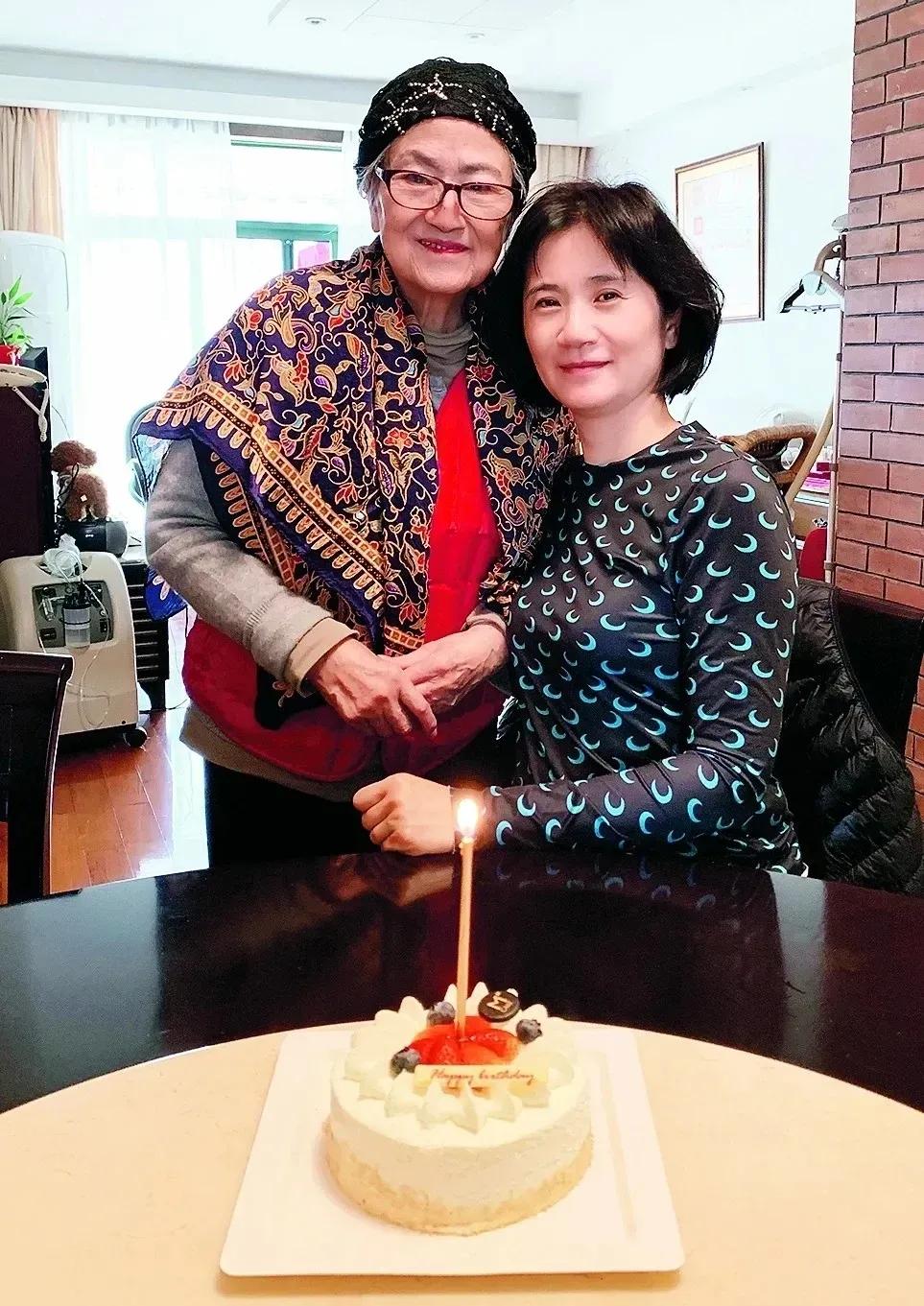 王文娟老师2020年10月18日与女儿的合影，这天是她女儿的生日。
王文娟老师自