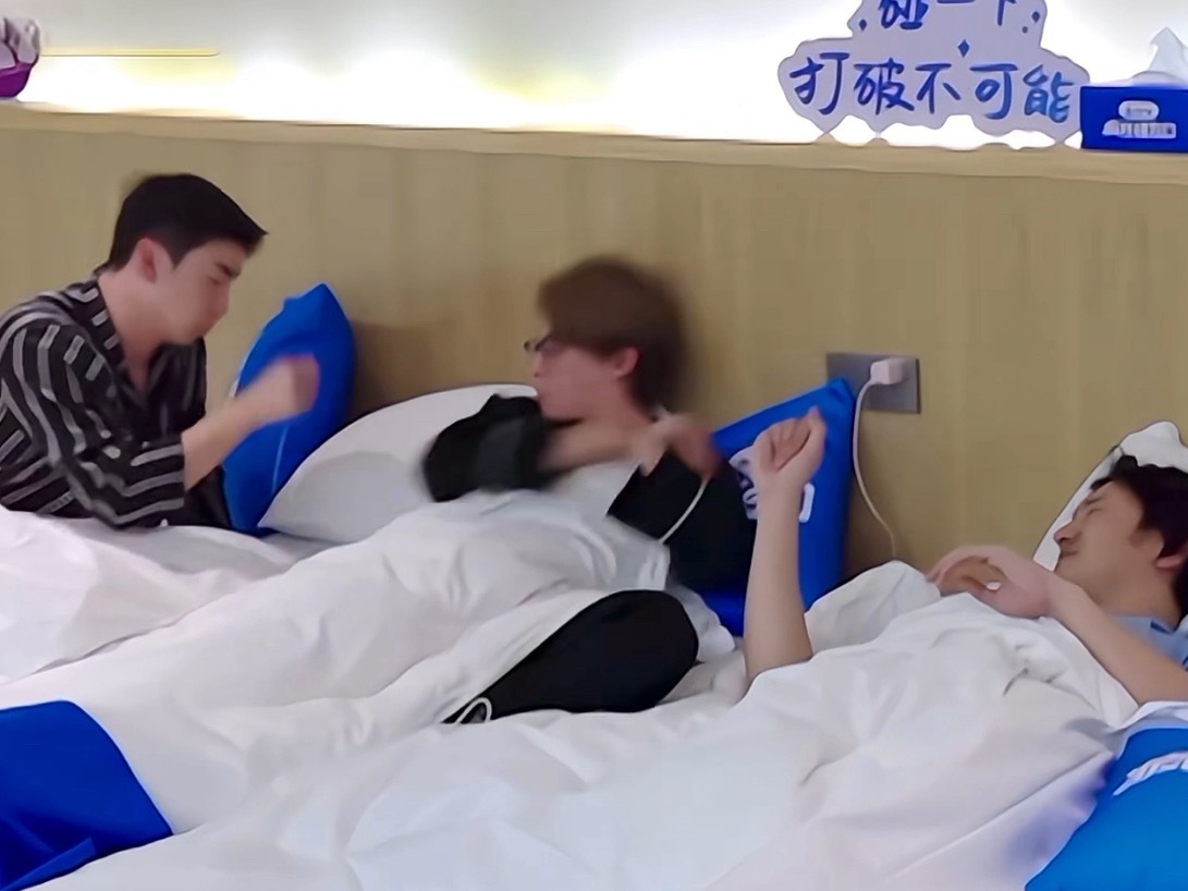 手可以牵但吻绝对不行直男最后的倔强哈哈哈哈哈哈哈哈武大靖你的嘴撅的太夸张了吧 