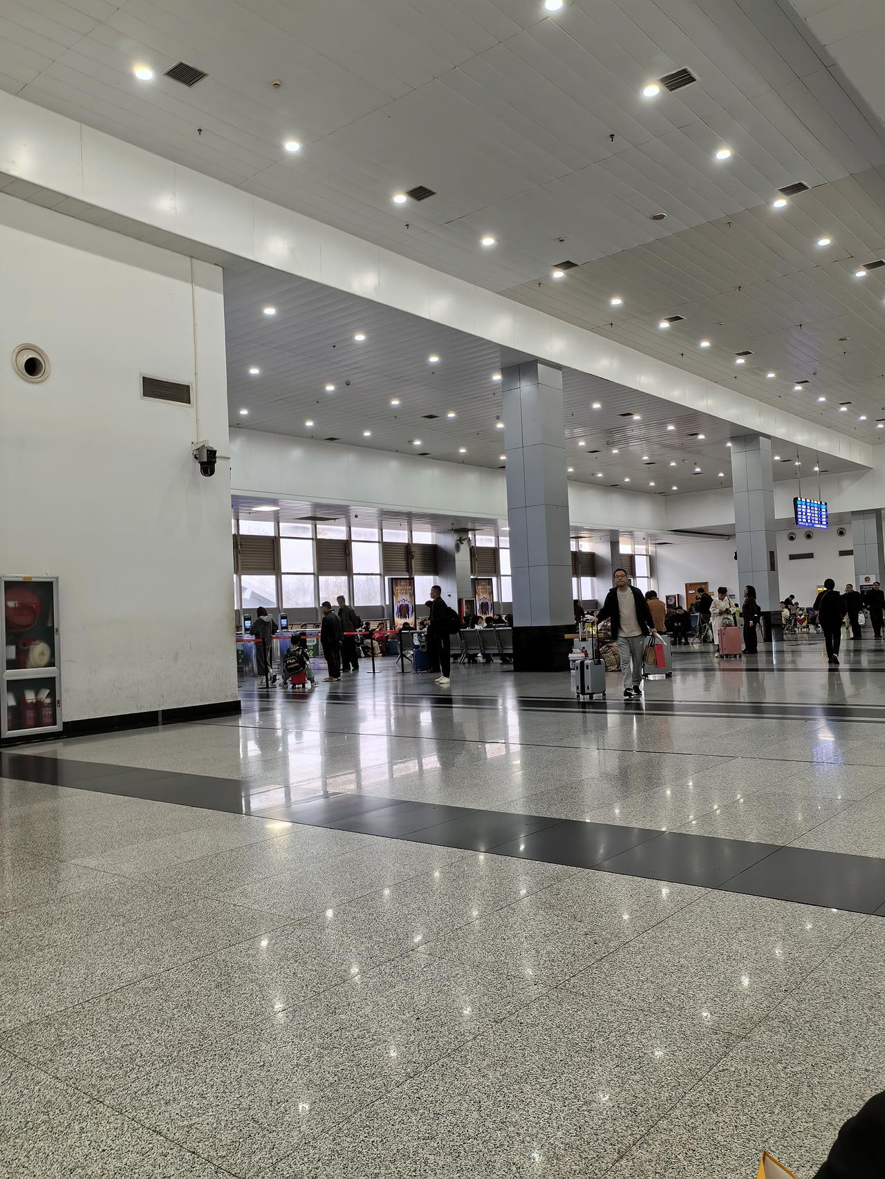 后天清明，今天我开始回去了。主要是清明当天经常会下雨，那样就不好扫墓。提前二天时