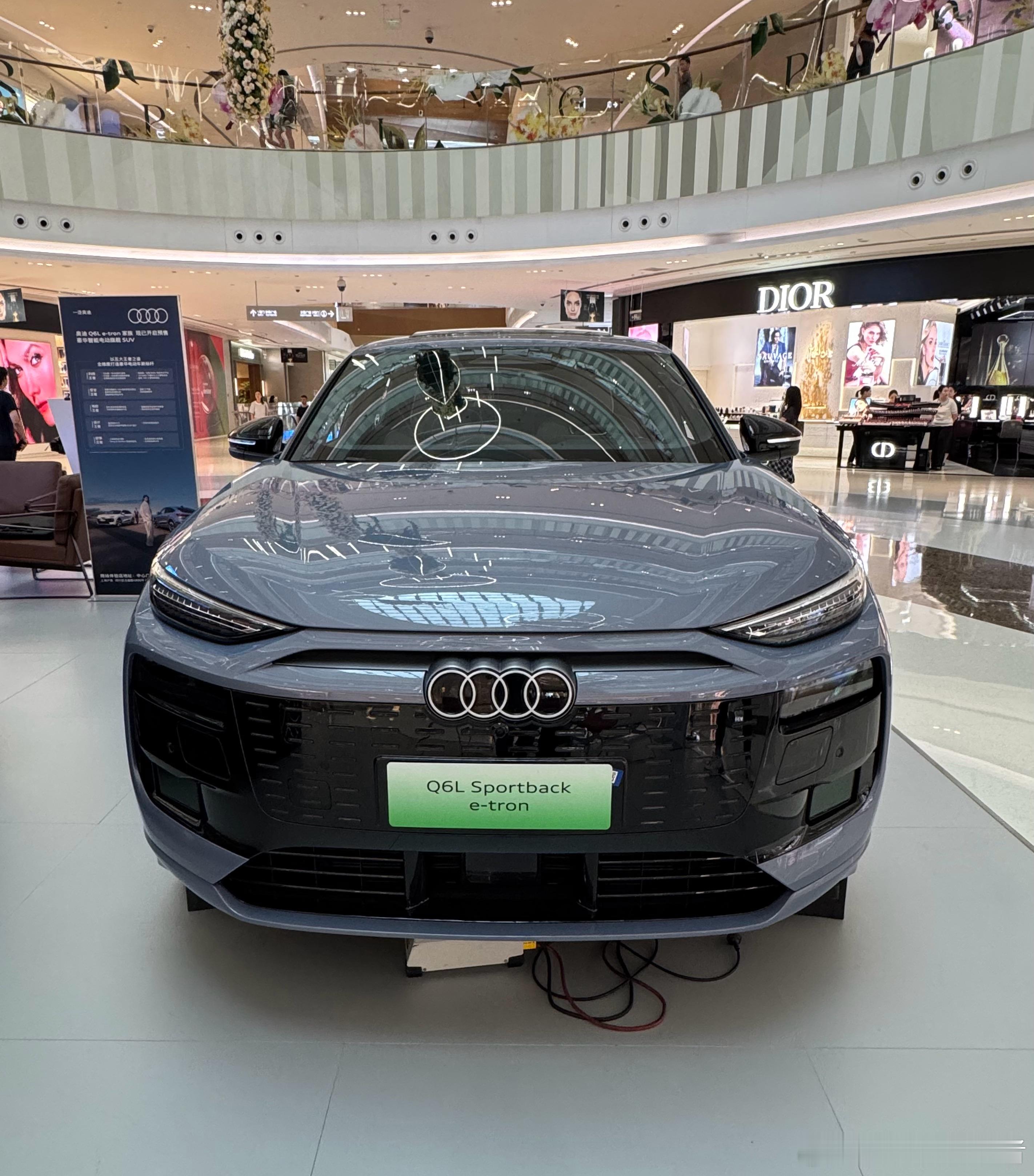 奥运四环Q6的展台就在理想旁边，销售人员一看我从理想那边过来且对着Q6拍照，感觉