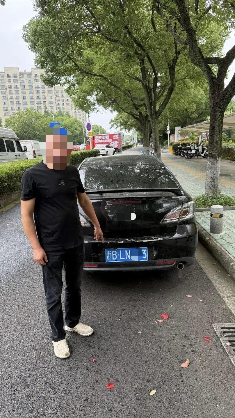 浙江宁波，姚某长期不交车位费，车牌被小区拉黑进不去，于是姚某伪造了一个车牌企图骗