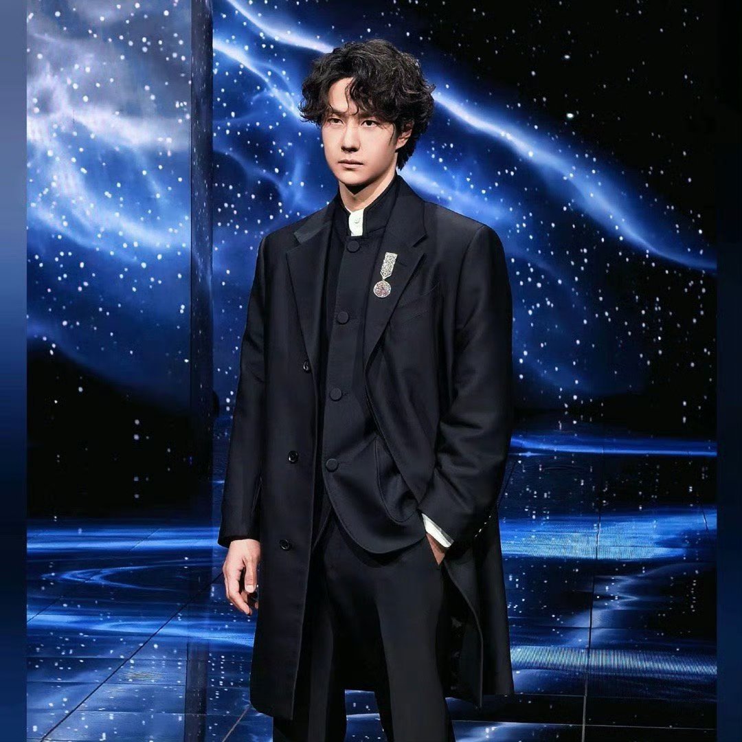 微博之夜我拍的成片堪比站姐 翻看昨晚的照片，每一张都舍不得删。现场的光线设计得很