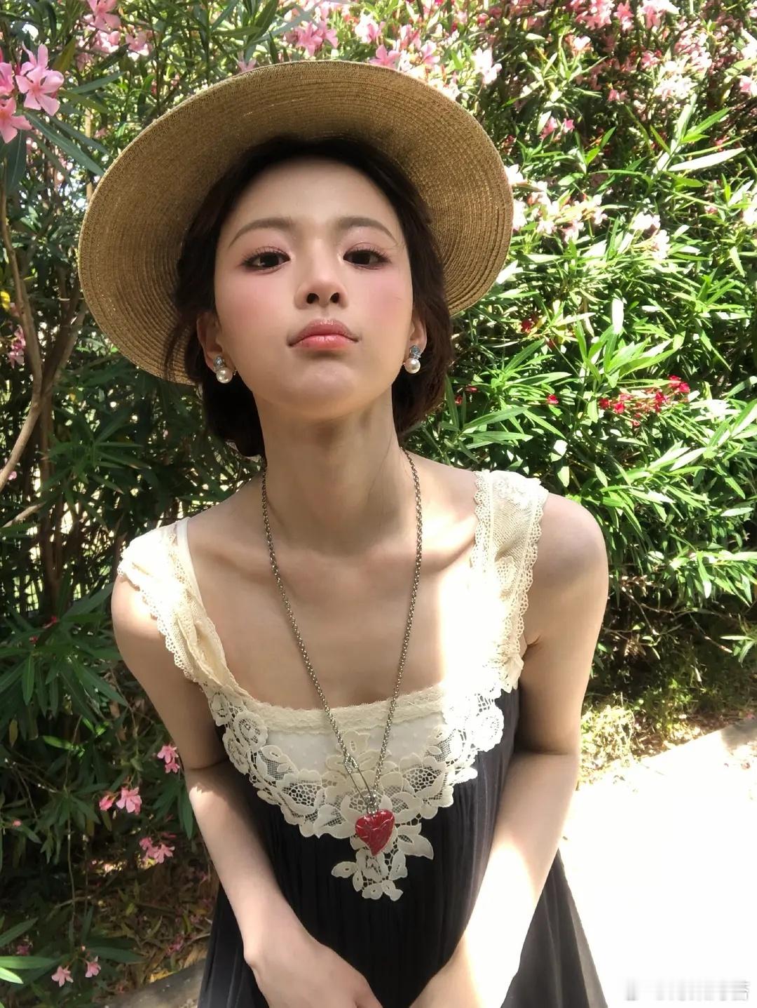 杨超越算不算营业特别高质的小花很清新的画风，看着很舒服 
