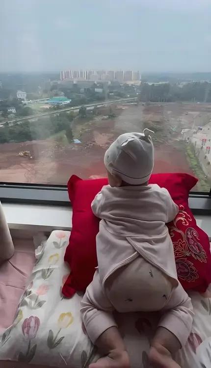 感谢楼下挖掘机大哥，小家伙趴在窗前看半天了，连哭闹都忘了，真省心！男孩喜欢挖掘机