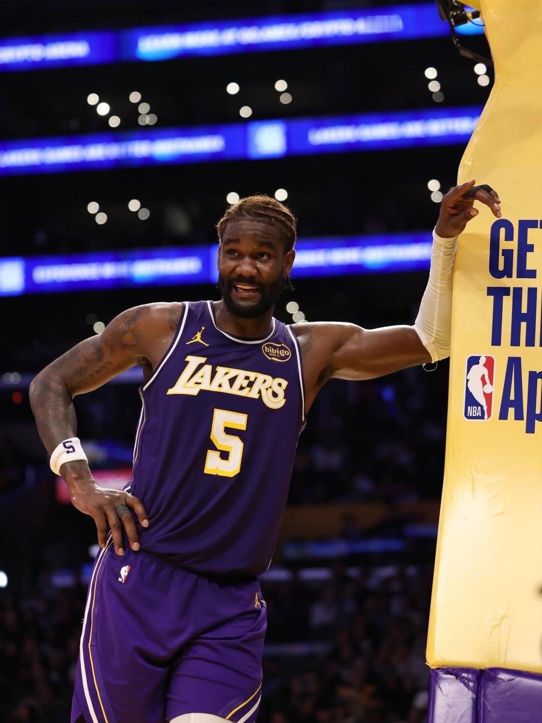 顿宝更新昨日赛场照！独行侠vs湖人洛杉矶湖人