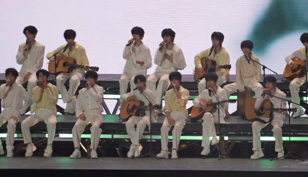 又发现了一个很萌的点， 想把我唱给你听这个舞台第一排只有我东哥的脚是悬空并且一晃