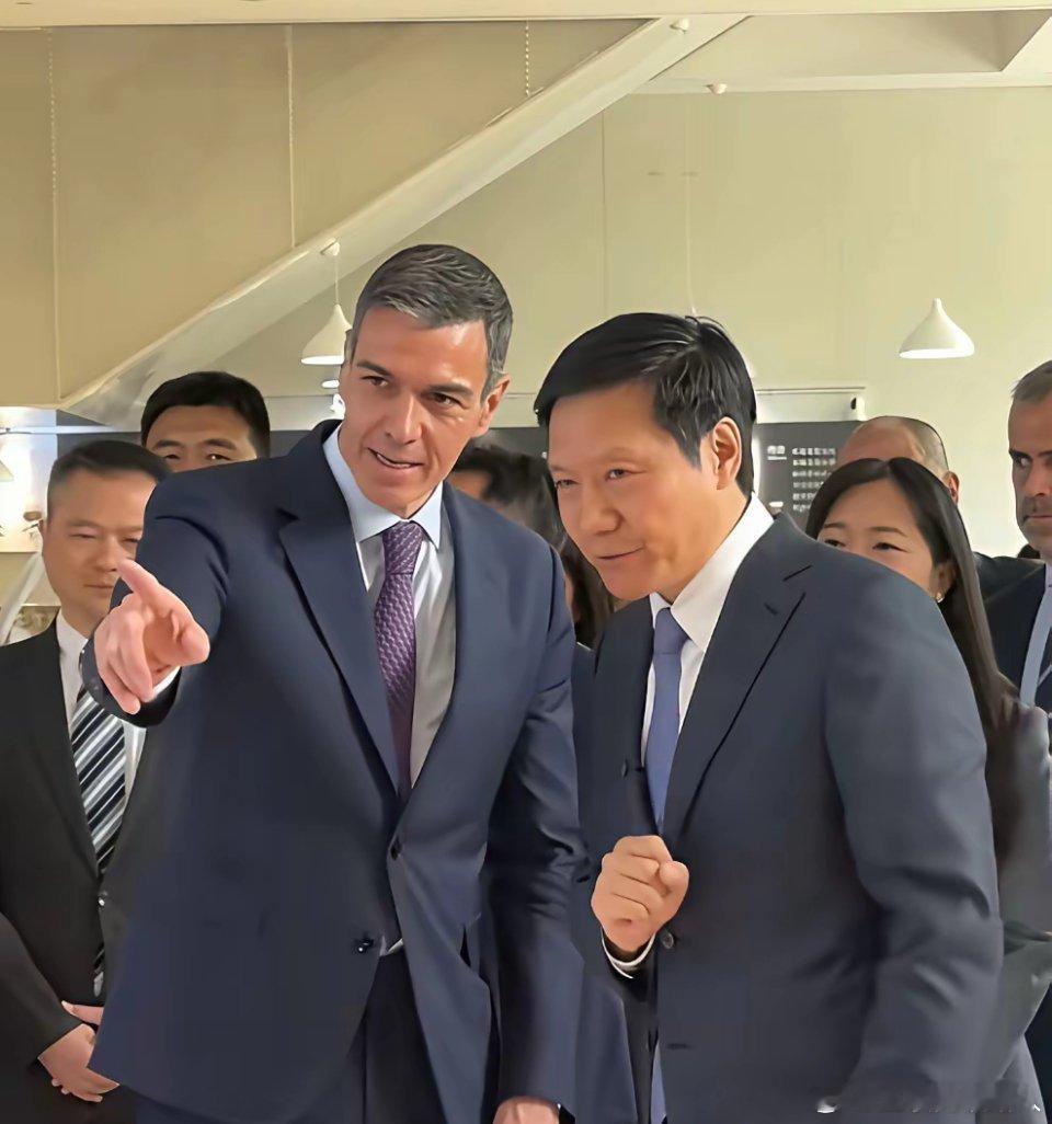 4月13日，西班牙首相桑切斯到访北京小米汽车，雷军全程接待，参观小米YU7，并介