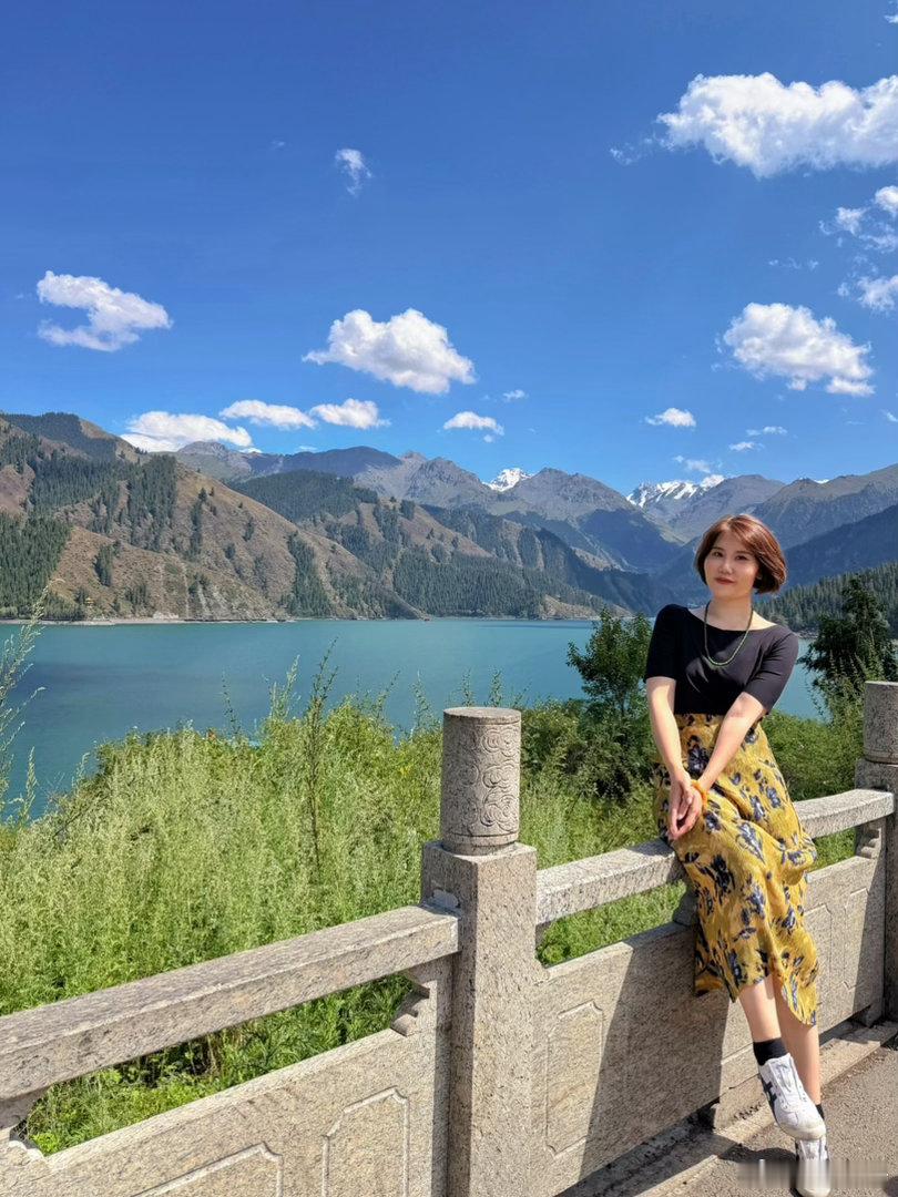 1057惊喜旅行团行颖记新疆 山在天上，池在山中！天池 这汪蓝是博格达峰吻过的翡
