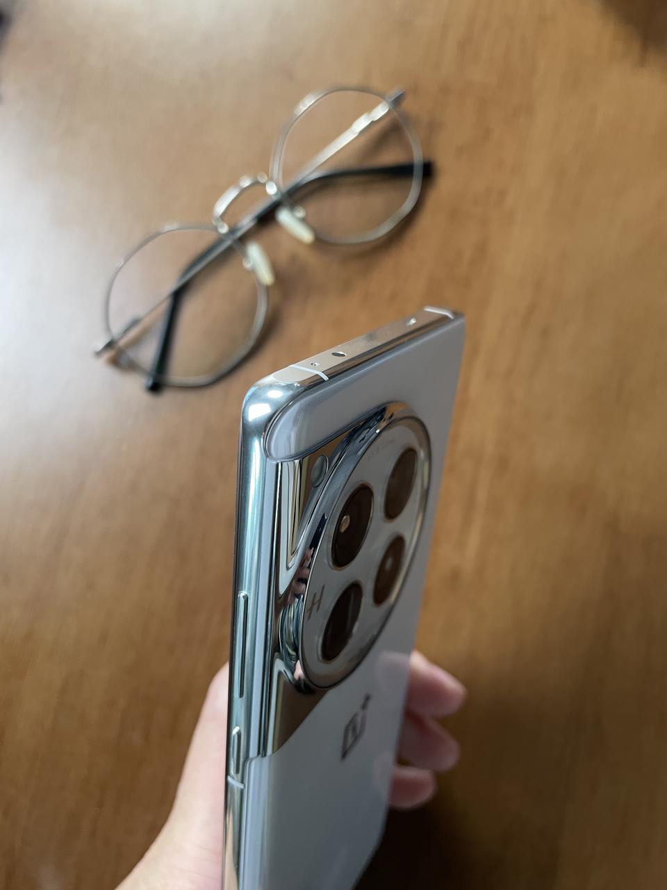 都说一加12有缝隙，要不是我也在用的话，真的就相信了。
之前我看到有KOL说缝隙