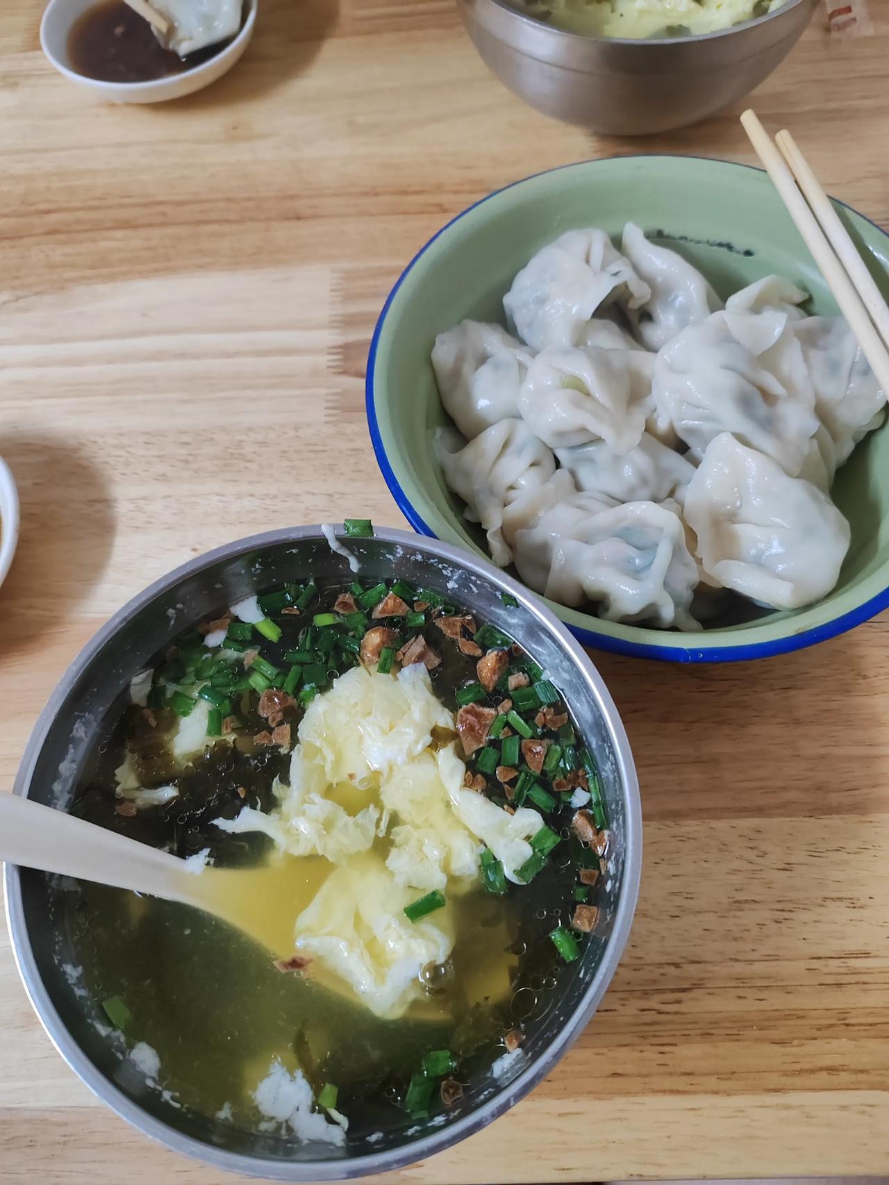 天冷吃个水饺，配上一碗酸菜鸡蛋汤，简直完美。#美食# #水饺# 