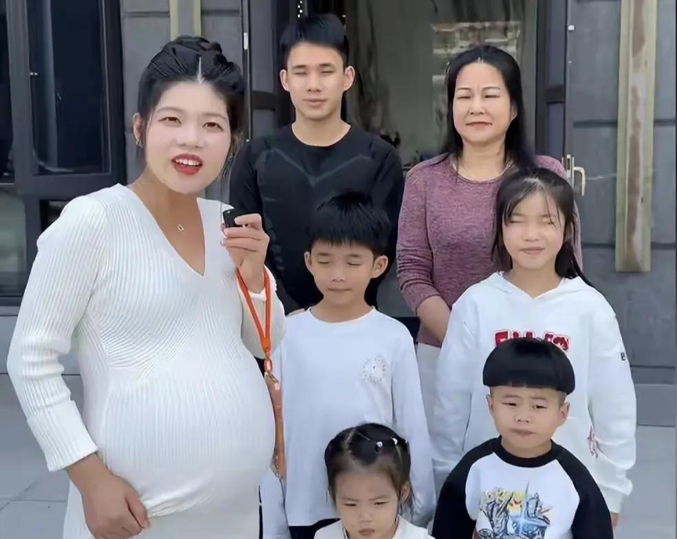 多子多福，千万网红陈三废的老婆陈橙，27岁三个儿子，两个女儿

网红陈三废的妻子