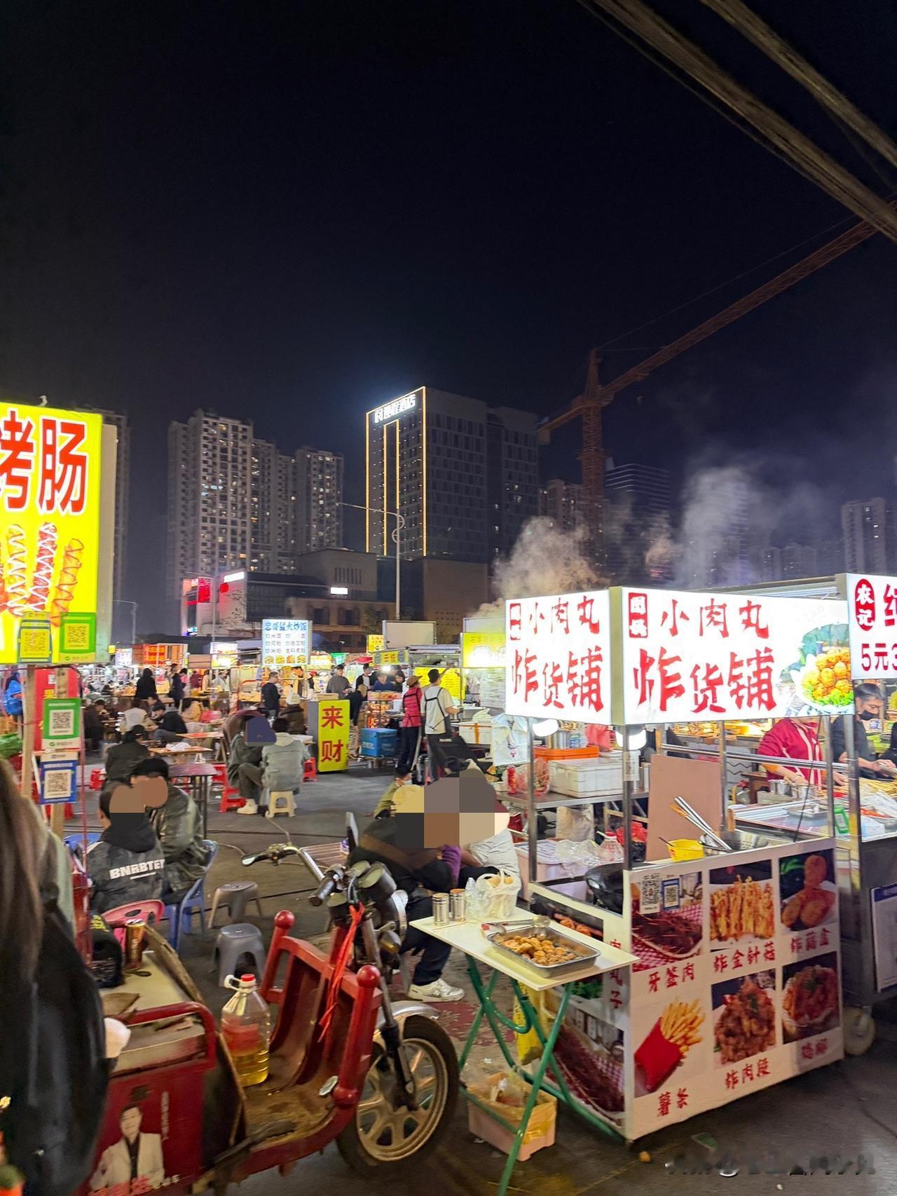 第一次逛南宁学院清平夜市，摊位挤得满满当当，价格也实在“便靓正”。学生和居民穿梭