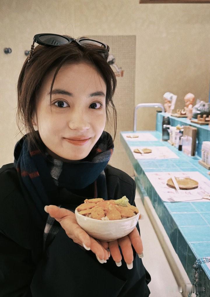 张雅钦身穿宽松服饰现身机场，孕相明显，不少网友猜测她疑似怀孕。她和导演许宏宇的恋