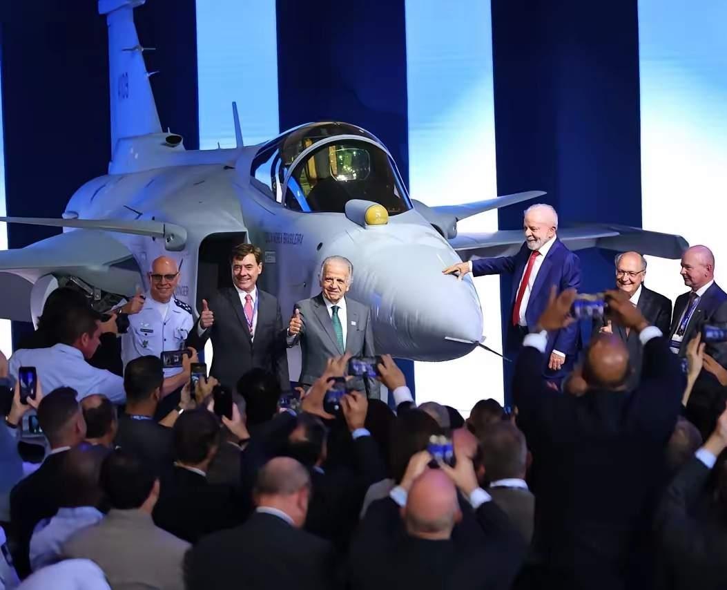 巴西本地生产的 F-39E “鹰狮”战斗机