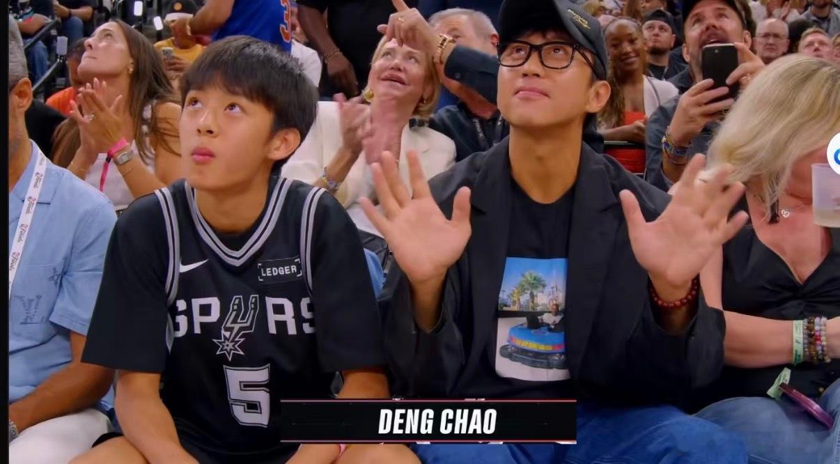 邓超等等观赛NBA邓超和等等去看NBA总决赛了 那这个等等很帅了 